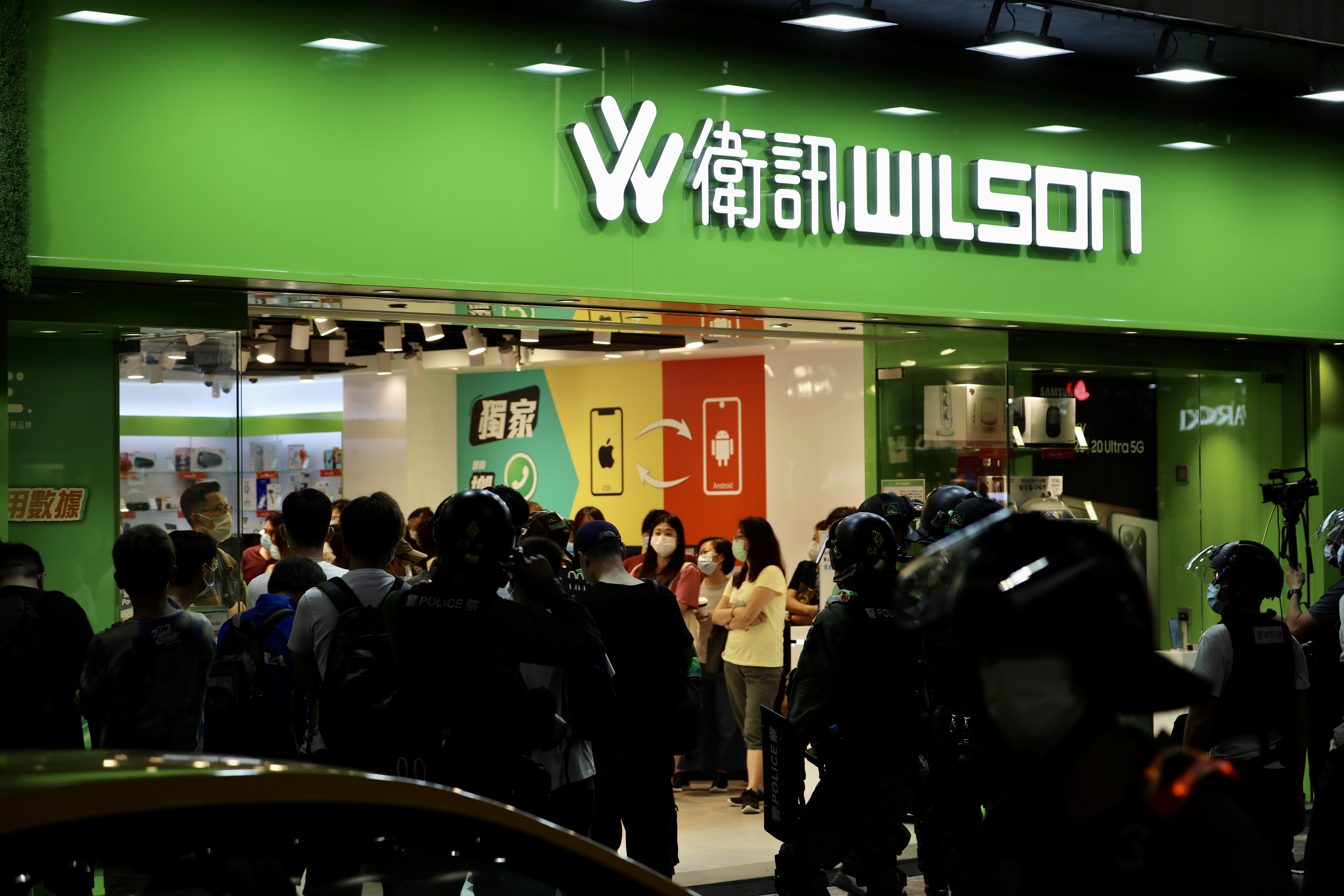 警方在西洋菜南街一帶截查大批人士 大公文匯全媒體記者 攝