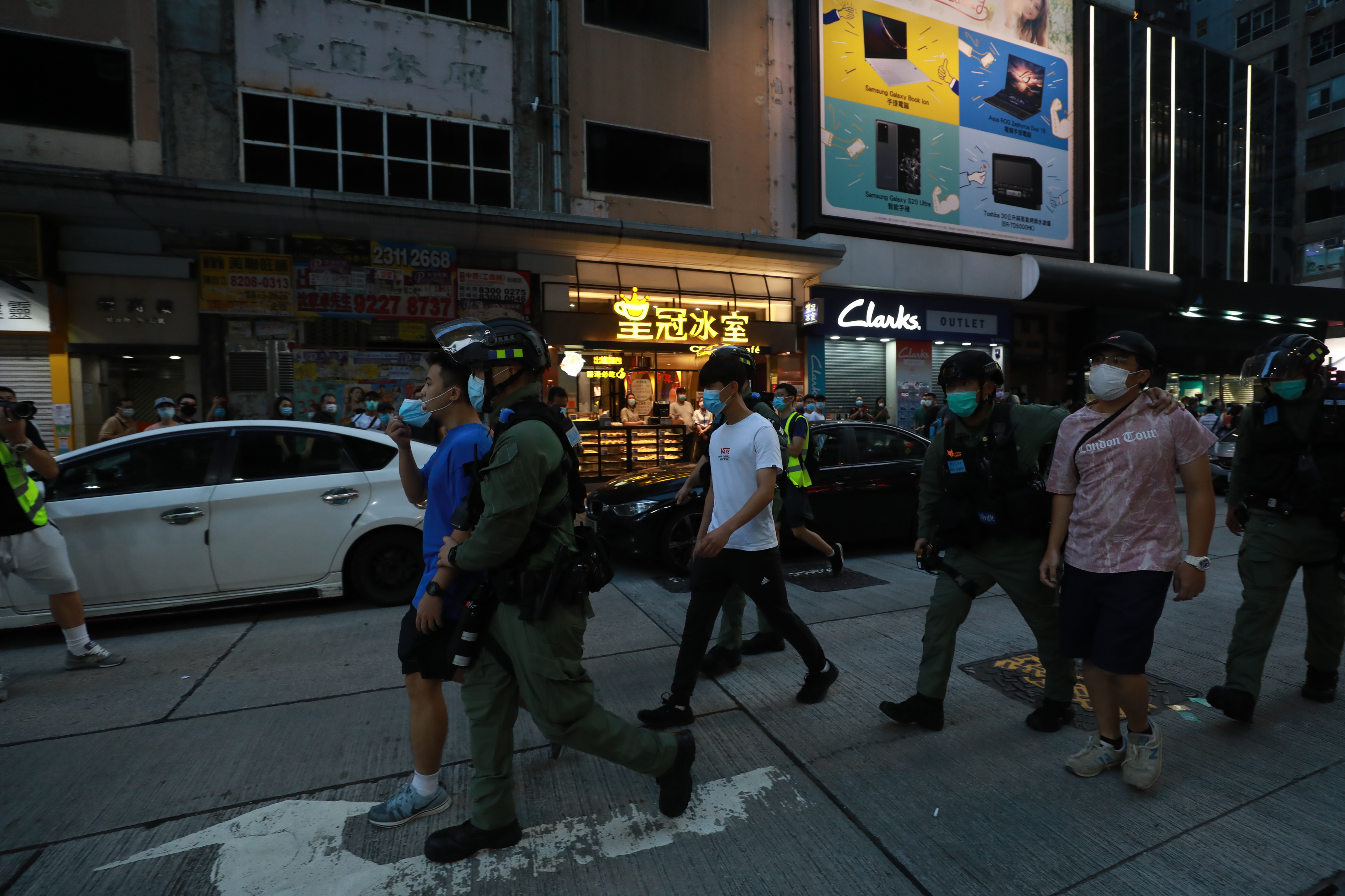 網上有搞手發起今日（6日）下午在九龍區非法遊行，警方嚴陣以待，派出大批警力應對。目前油麻地及佐敦一帶有人群集結及叫囂，警方警告參與者盡快離開，並正採取執法行動，拘捕及票控涉案者。警方在旺角帶走多名涉非法集結人士。（香港文匯報記者攝）