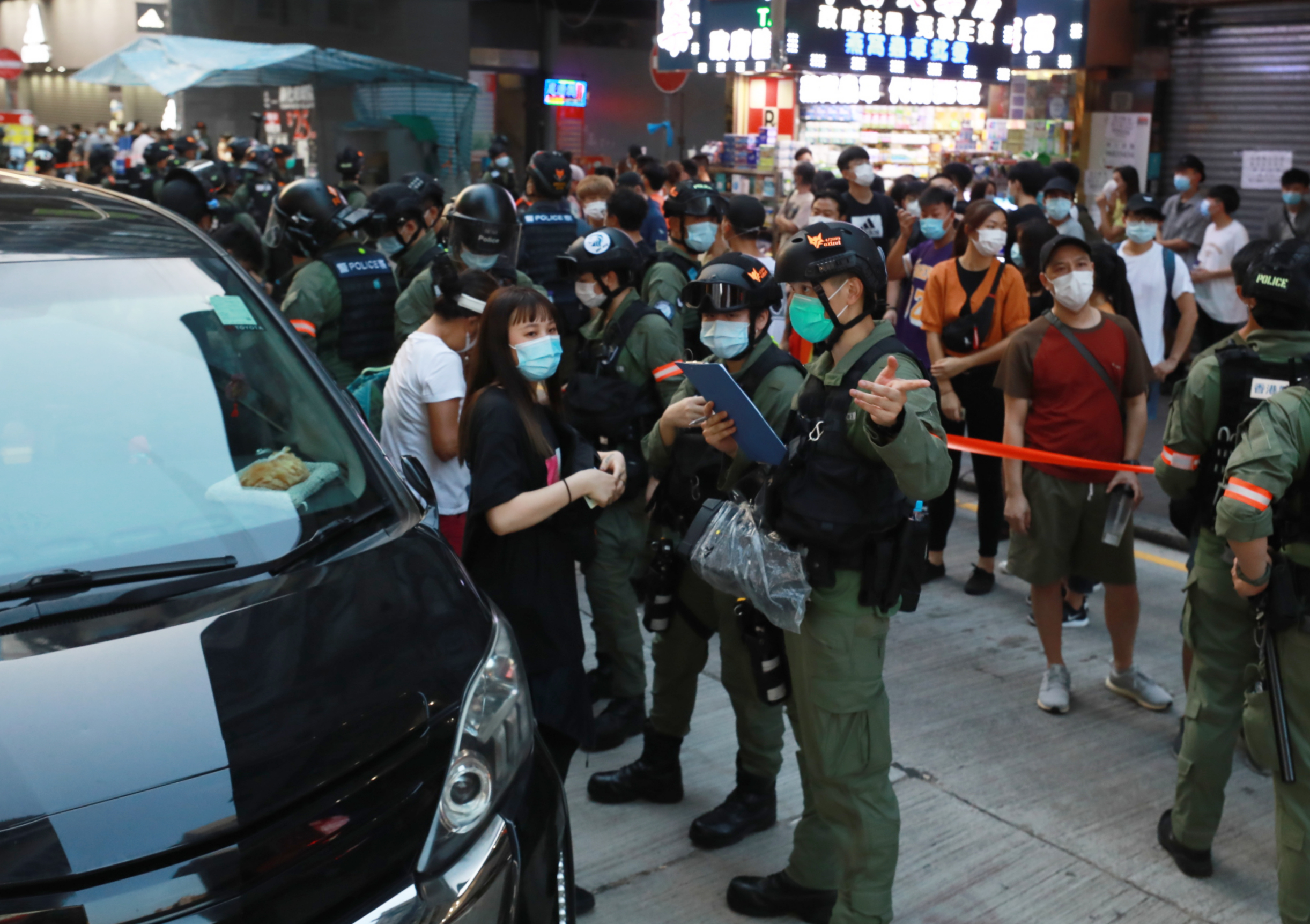 網上有搞手發起今日（6日）下午在九龍區非法遊行，警方嚴陣以待，派出大批警力應對。目前油麻地及佐敦一帶有人群集結及叫囂，警方警告參與者盡快離開，並正採取執法行動，拘捕及票控涉案者。警方在旺角帶走多名涉非法集結人士。（香港文匯報記者攝）