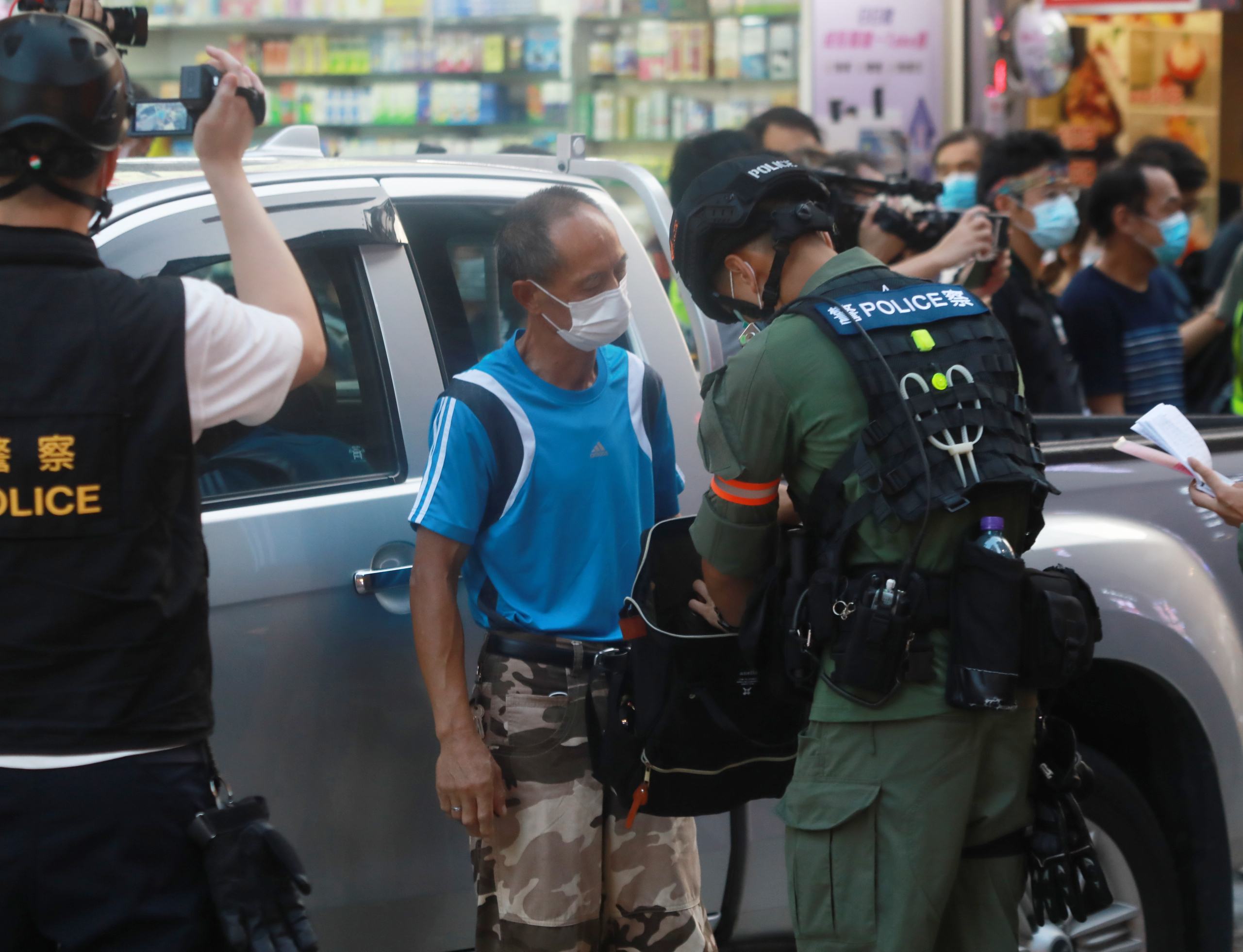網上有搞手發起今日（6日）下午在九龍區非法遊行，警方嚴陣以待，派出大批警力應對。目前油麻地及佐敦一帶有人群集結及叫囂，警方警告參與者盡快離開，並正採取執法行動，拘捕及票控涉案者。警方在旺角帶走多名涉非法集結人士。（香港文匯報記者攝）