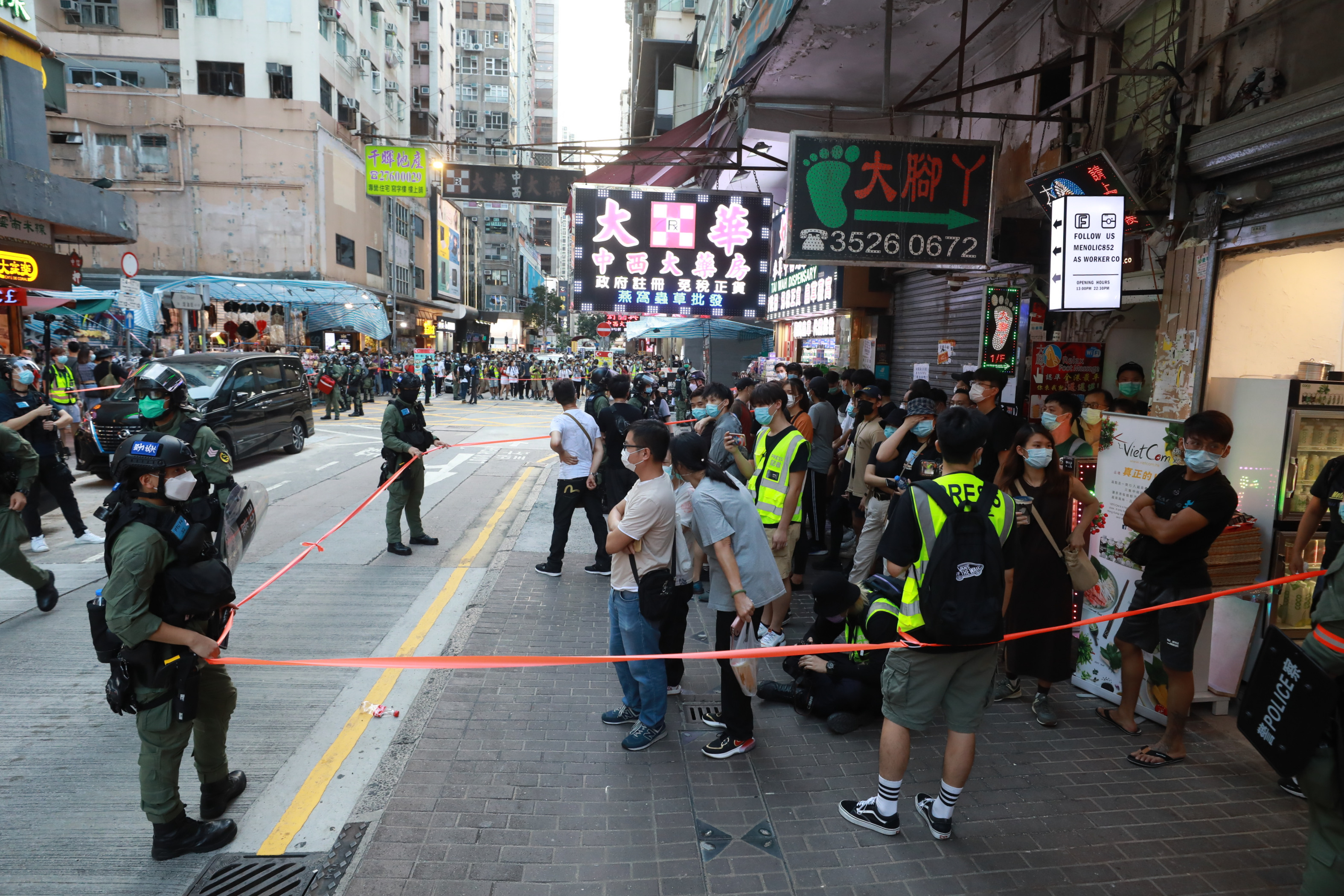 網上有搞手發起今日（6日）下午在九龍區非法遊行，警方嚴陣以待，派出大批警力應對。目前油麻地及佐敦一帶有人群集結及叫囂，警方警告參與者盡快離開，並正採取執法行動，拘捕及票控涉案者。警方截查可疑人士。（香港文匯報記者攝）