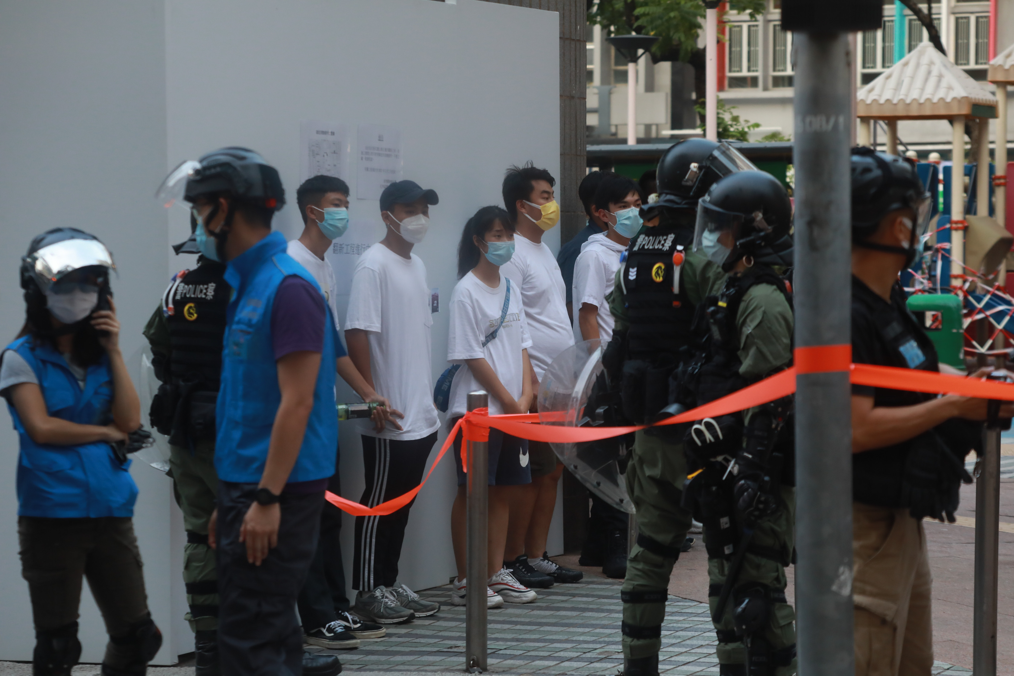 網上有搞手發起今日（6日）下午在九龍區非法遊行，警方嚴陣以待，派出大批警力應對。目前油麻地及佐敦一帶有人群集結及叫囂，警方警告參與者盡快離開，並正採取執法行動，拘捕及票控涉案者。警方在旺角帶走多名涉非法集結人士。（香港文匯報記者攝）