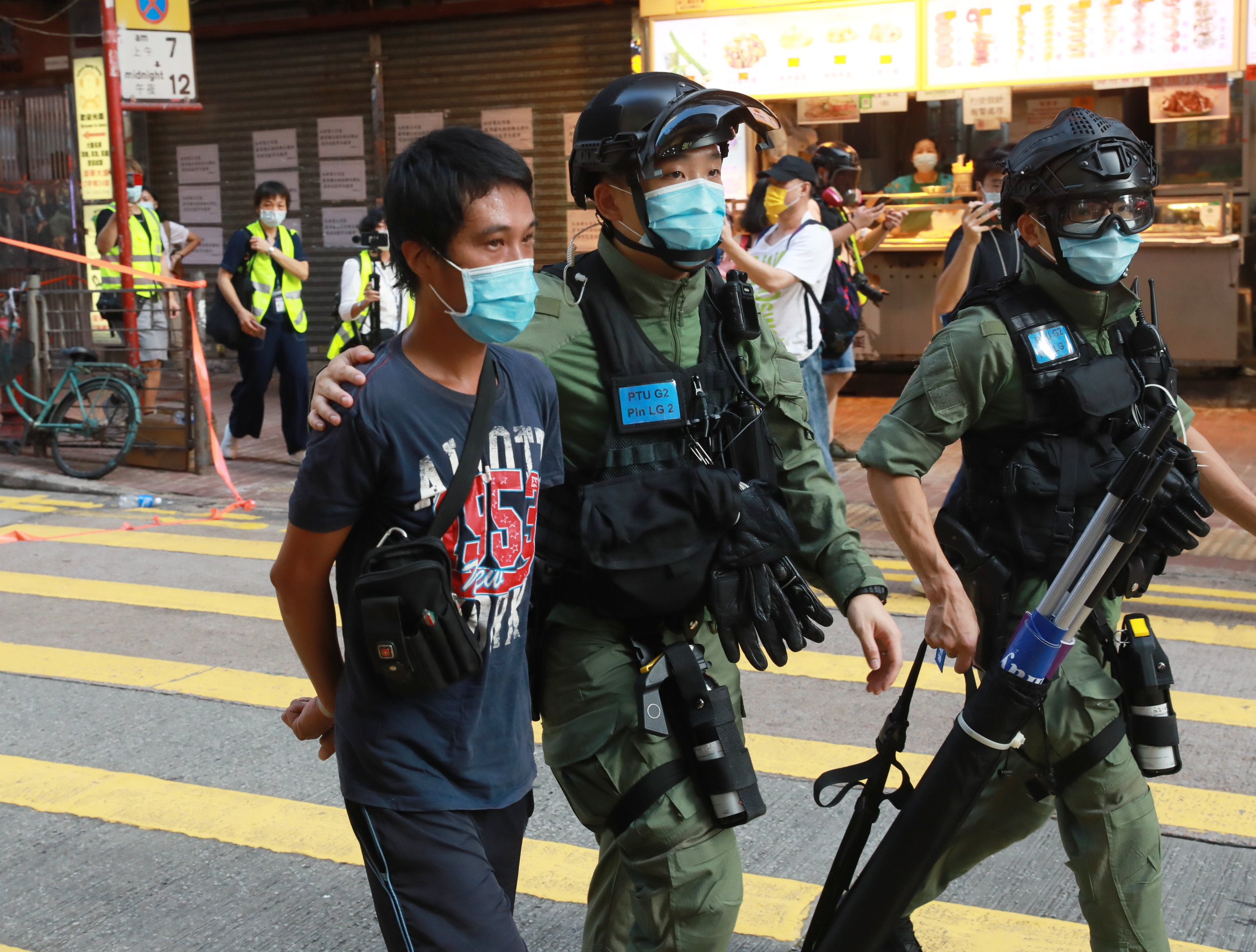 網上有搞手發起今日（6日）下午在九龍區非法遊行，警方嚴陣以待，派出大批警力應對。目前油麻地及佐敦一帶有人群集結及叫囂，警方警告參與者盡快離開，並正採取執法行動，拘捕及票控涉案者。警方在旺角帶走多名涉非法集結人士。（香港文匯報記者攝）