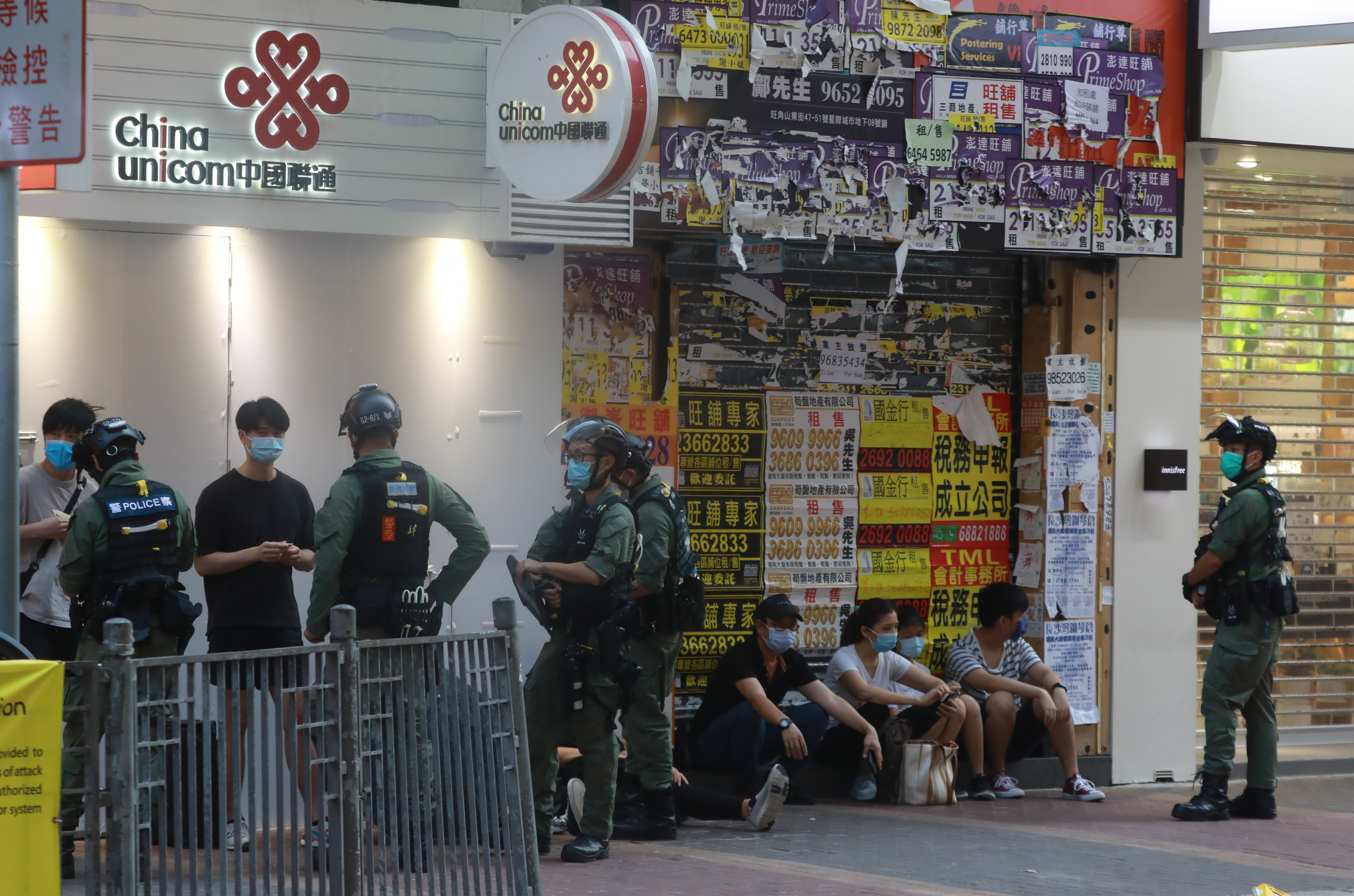 網上有搞手發起今日（6日）下午在九龍區非法遊行，警方嚴陣以待，派出大批警力應對。目前油麻地及佐敦一帶有人群集結及叫囂，警方警告參與者盡快離開，並正採取執法行動，拘捕及票控涉案者。警方截查可疑人士。（香港文匯報記者攝）