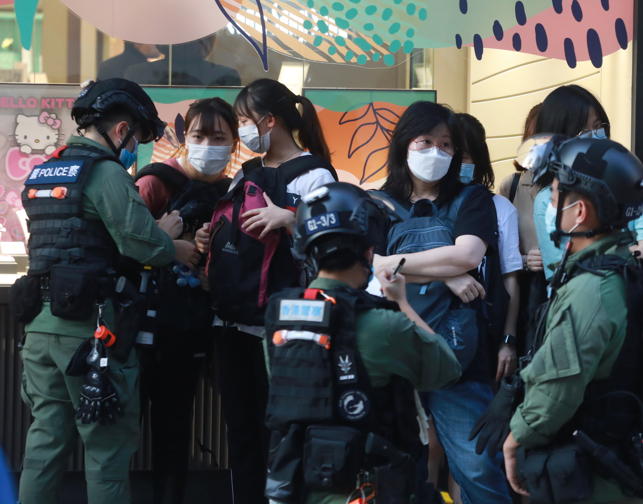 網上有搞手發起今日（6日）下午在九龍區非法遊行，警方嚴陣以待，派出大批警力應對。目前油麻地及佐敦一帶有人群集結及叫囂，警方警告參與者盡快離開，並正採取執法行動，拘捕及票控涉案者。警方截查可疑人士。（香港文匯報記者攝）