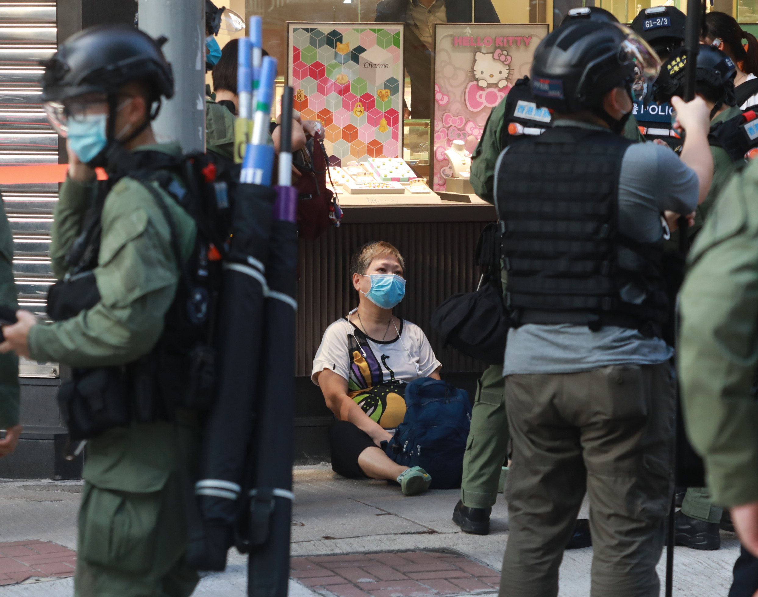 網上有搞手發起今日（6日）下午在九龍區非法遊行，警方嚴陣以待，派出大批警力應對。目前油麻地及佐敦一帶有人群集結及叫囂，警方警告參與者盡快離開，並正採取執法行動，拘捕及票控涉案者。警方截查可疑人士。（香港文匯報記者攝）