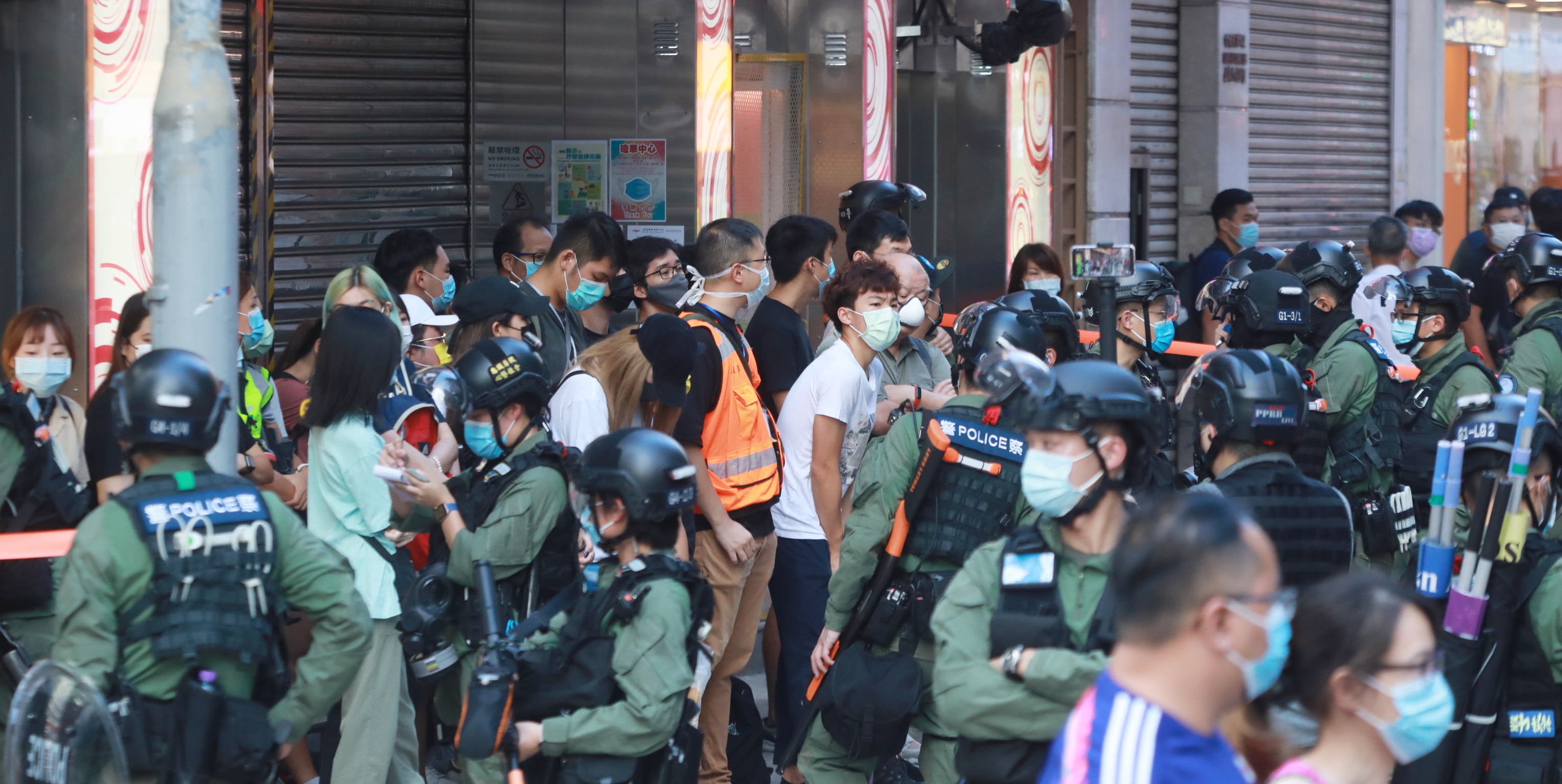網上有搞手發起今日（6日）下午在九龍區非法遊行，警方嚴陣以待，派出大批警力應對。目前油麻地及佐敦一帶有人群集結及叫囂，警方警告參與者盡快離開，並正採取執法行動，拘捕及票控涉案者。警方在旺角帶走多名涉非法集結青年。（香港文匯報記者攝）