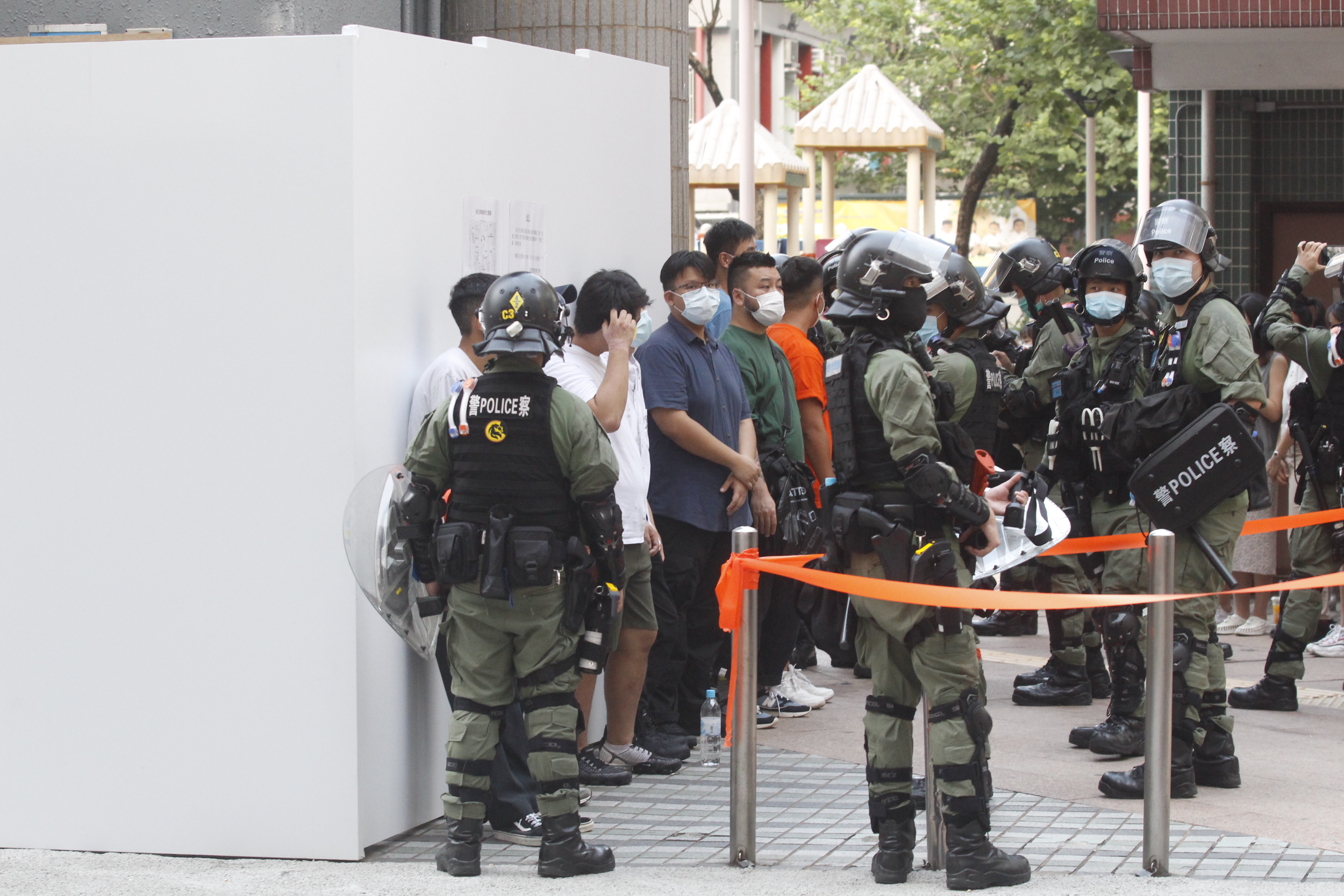 網上有搞手發起今日（6日）下午在九龍區非法遊行，警方嚴陣以待，派出大批警力應對。目前油麻地及佐敦一帶有人群集結及叫囂，警方警告參與者盡快離開，並正採取執法行動，拘捕及票控涉案者。警方截查可疑人士。（香港文匯報記者攝）