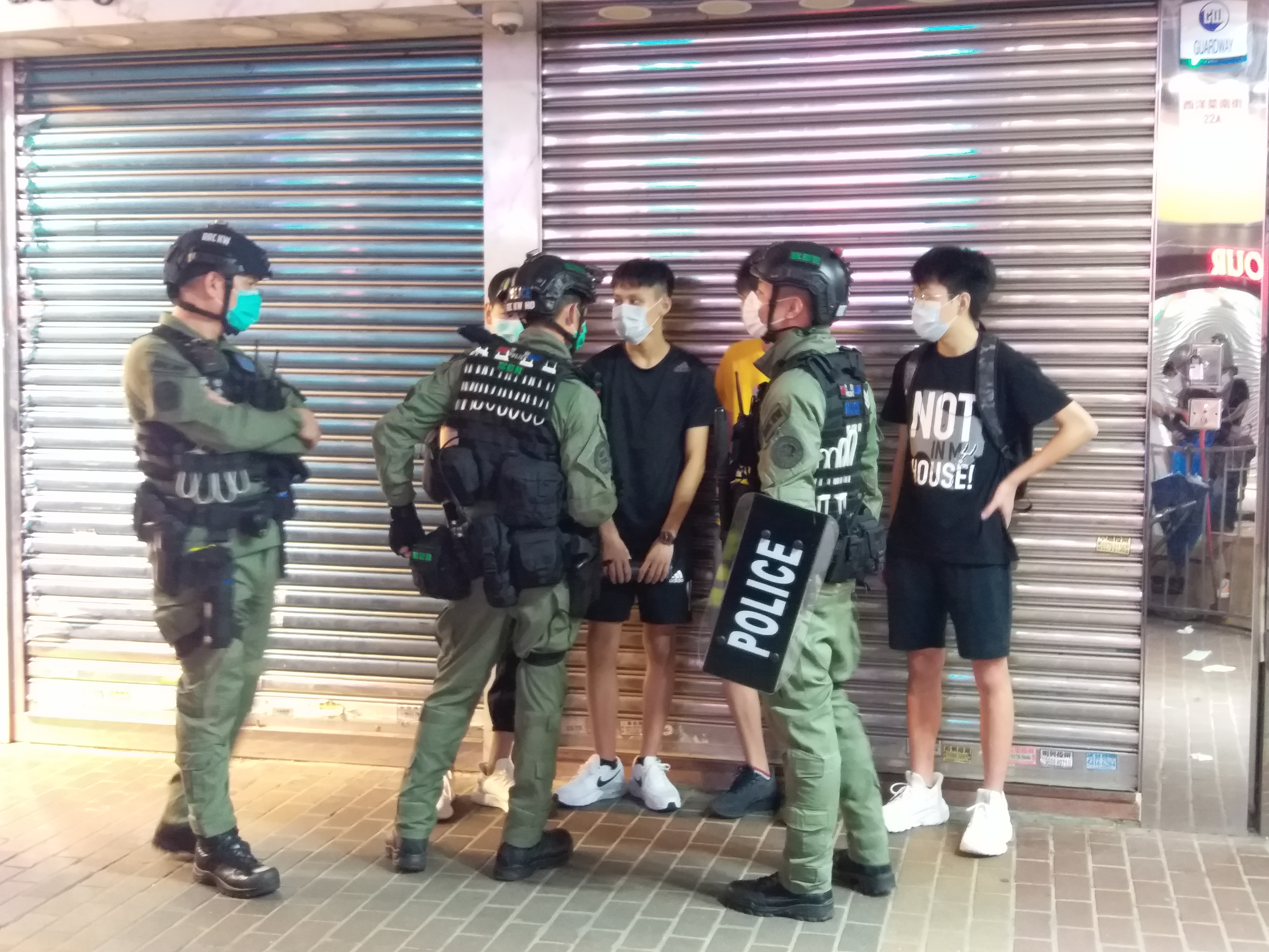 網上有搞手發起今日（6日）下午在九龍區非法遊行，警方嚴陣以待，派出大批警力應對。目前油麻地及佐敦一帶有人群集結及叫囂，警方警告參與者盡快離開，並正採取執法行動，拘捕及票控涉案者。警方在山東街盤查可疑人士。（大公文匯全媒體記者攝）