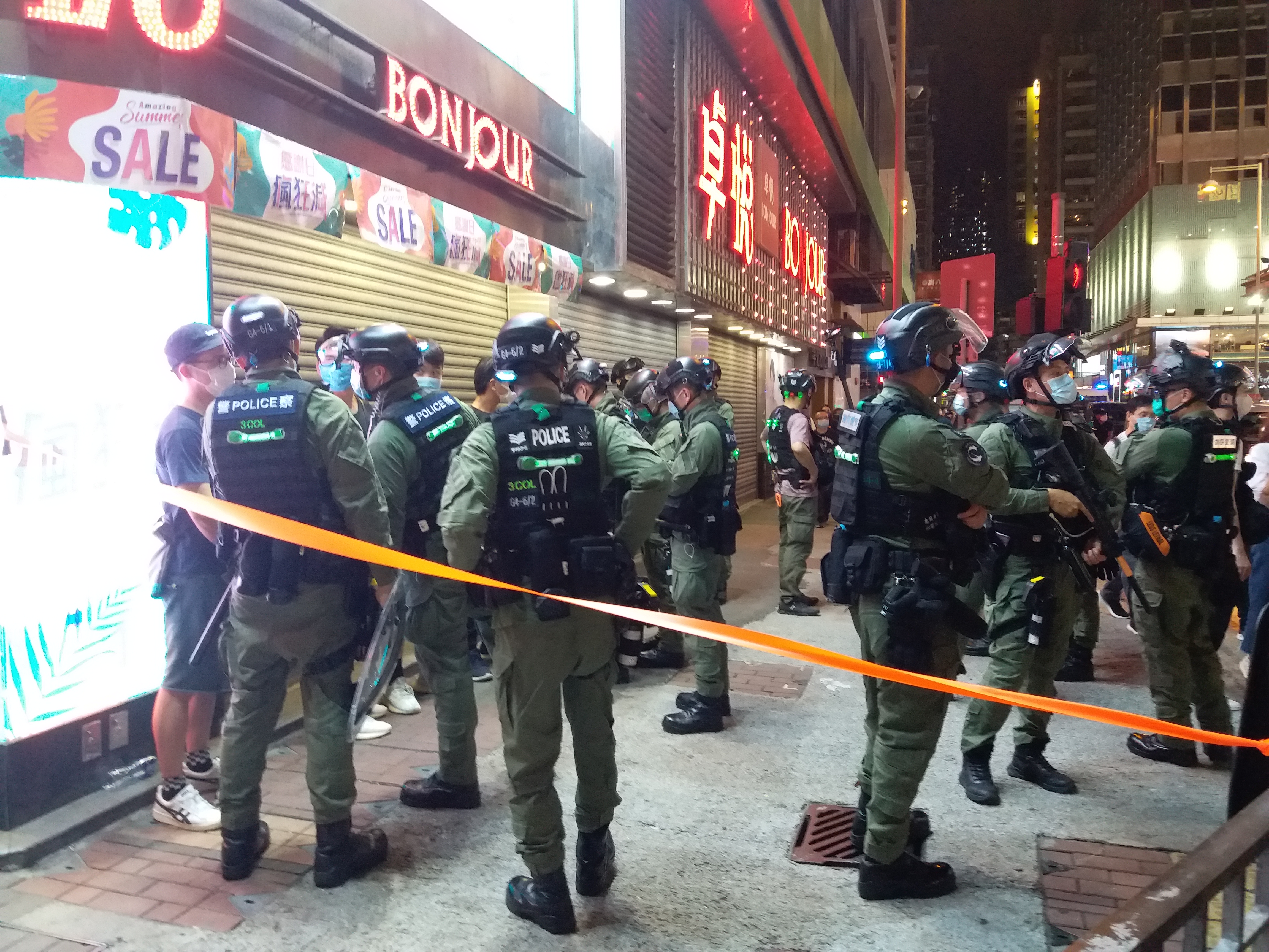 警方在山東街盤查可疑人士。（大公文匯全媒體記者攝）