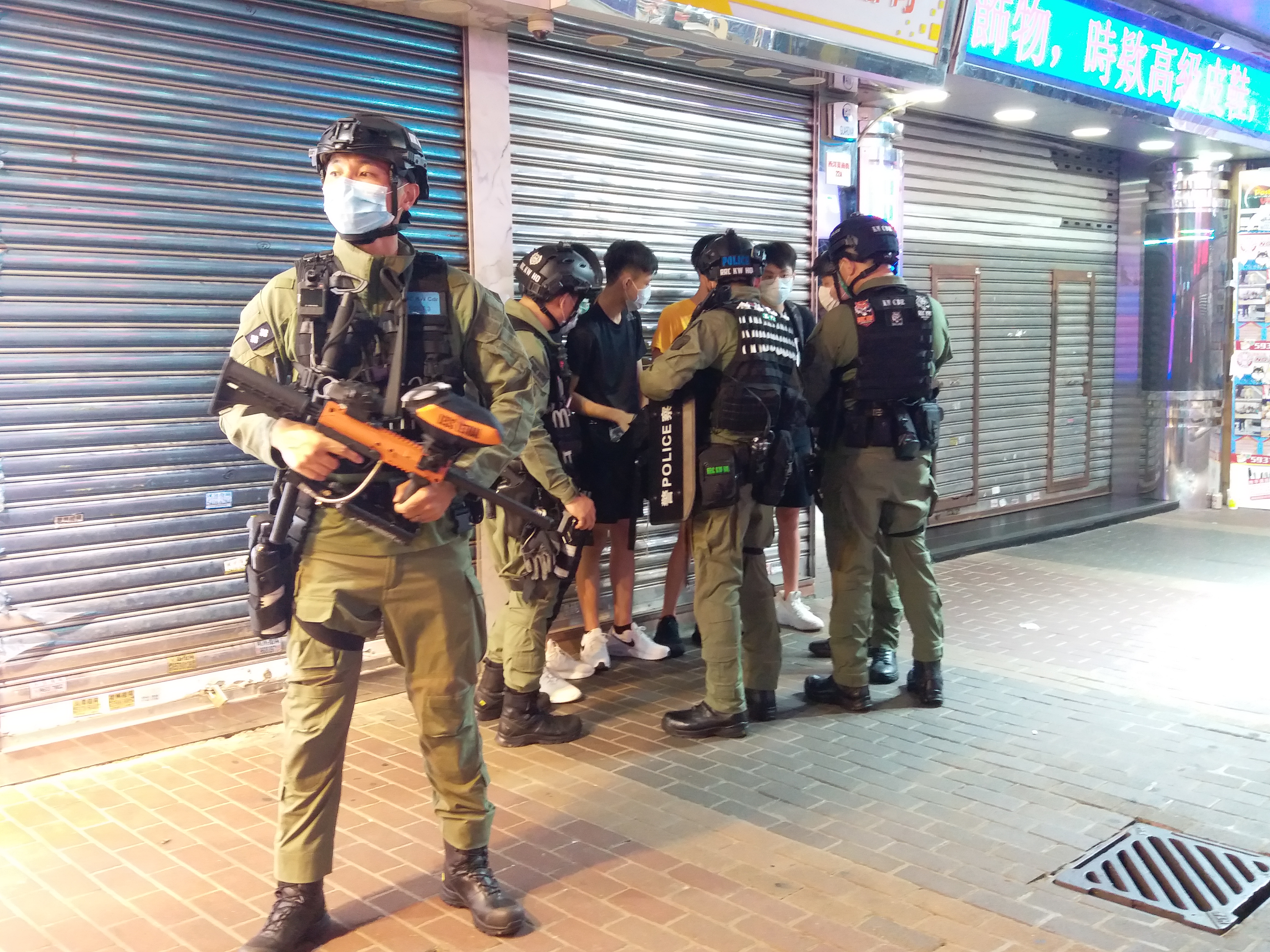 警方在山東街盤查可疑人士。（大公文匯全媒體記者攝）