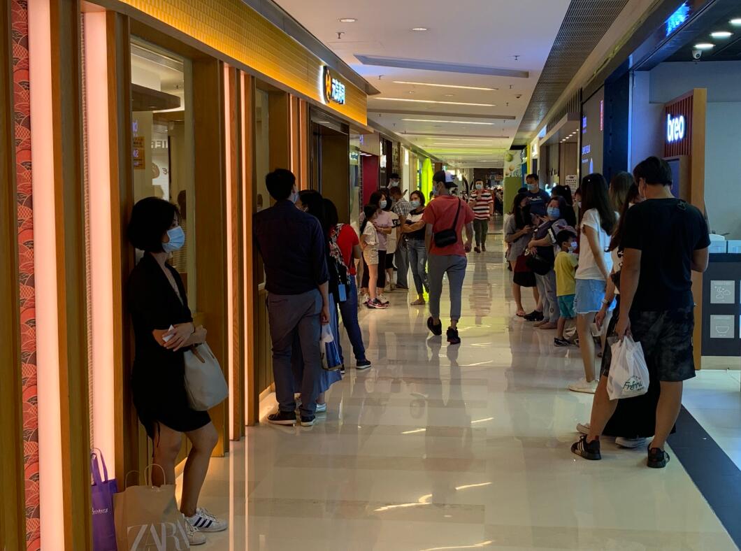 放寬限聚令後，市民在餐廳外排隊等候用餐。大公文匯全媒體記者攝