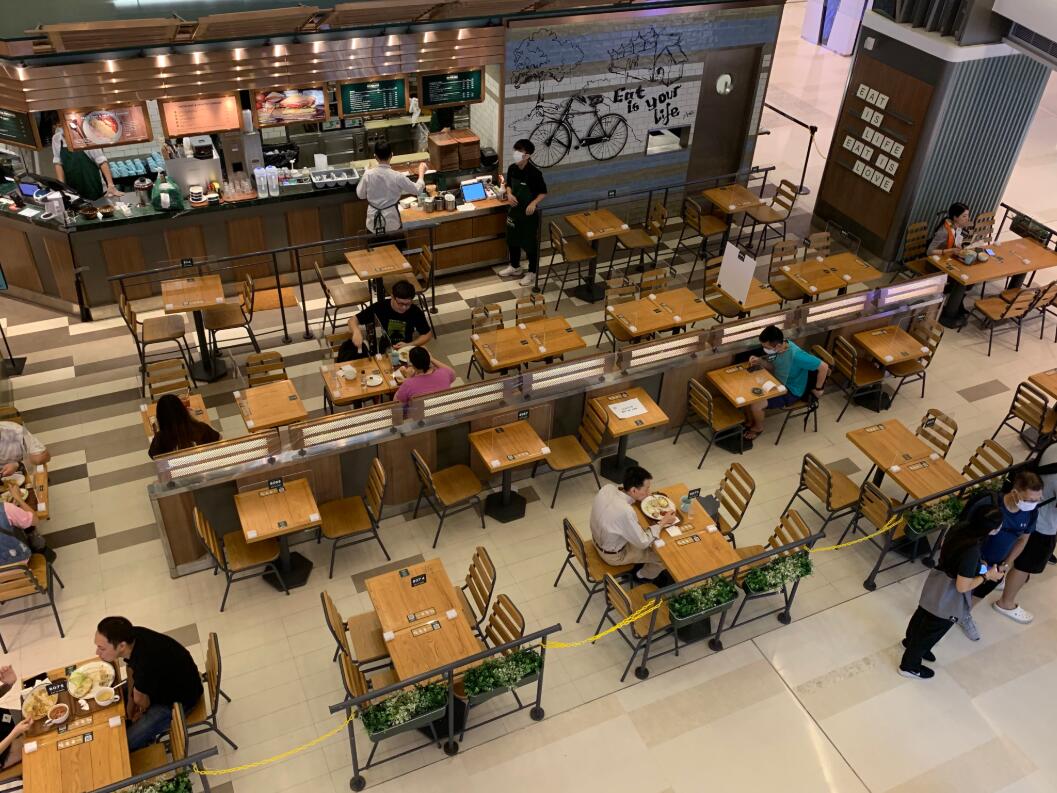 放寬限聚令後，市民在餐廳堂食。大公文匯全媒體記者攝