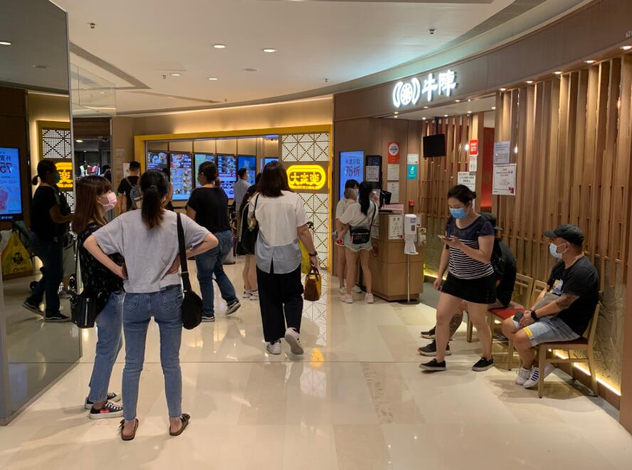 放寬限聚令後，市民在餐廳外等位。大公文匯全媒體記者攝