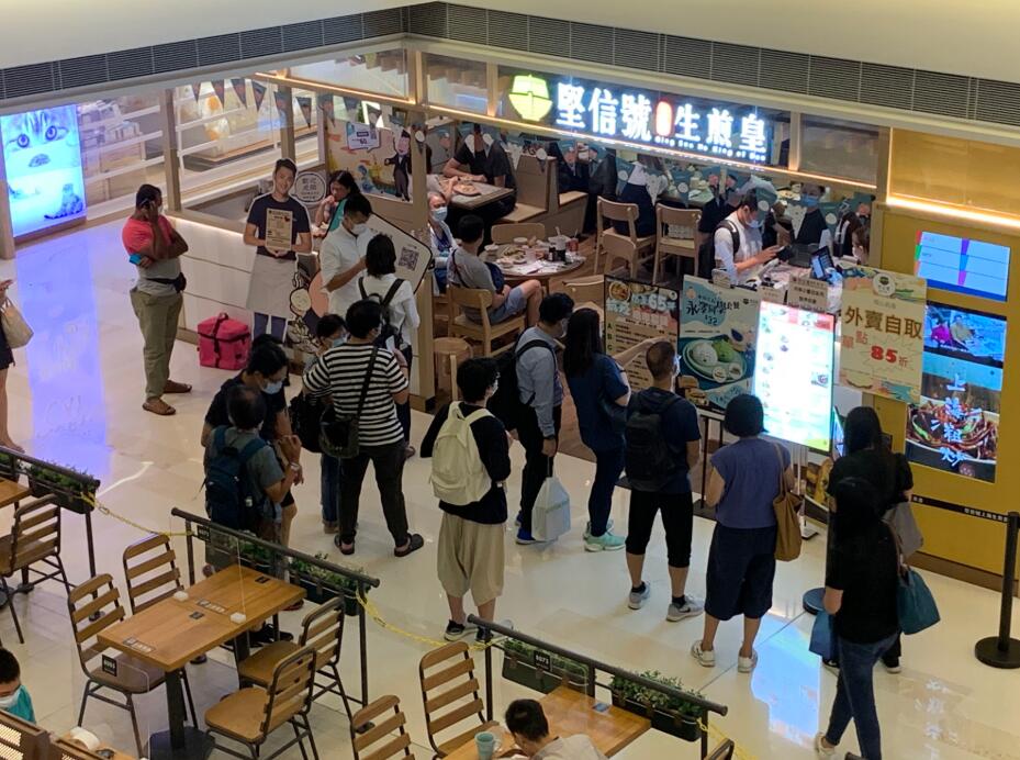 放寬限聚令後，市民在餐廳堂食。大公文匯全媒體記者攝