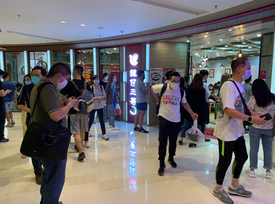 放寬限聚令後，市民在餐廳堂食。大公文匯全媒體記者攝