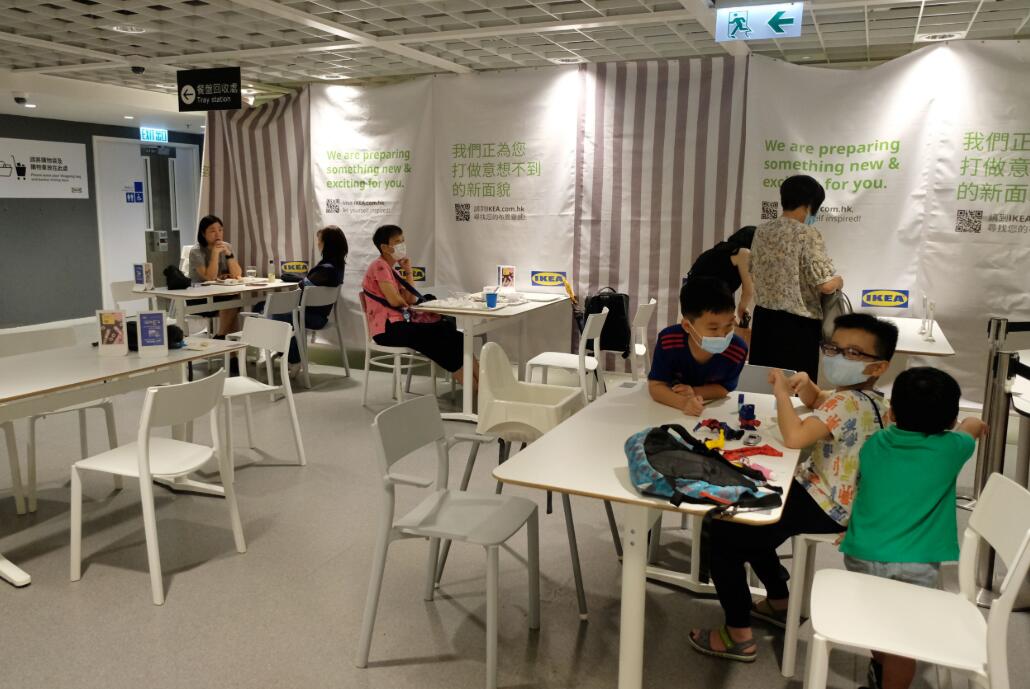 放寬限聚令後，市民在餐廳堂食。大公文匯全媒體記者攝