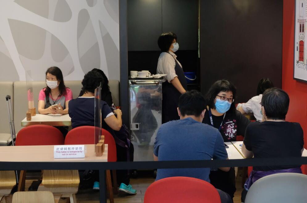 放寬限聚令後，市民在餐廳堂食。大公文匯全媒體記者攝