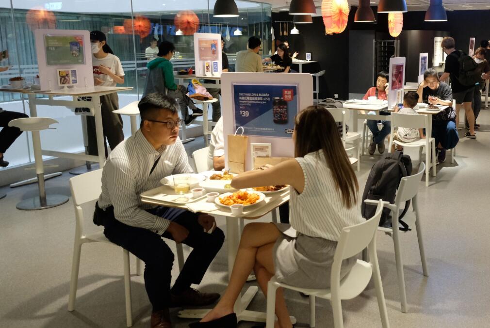 放寬限聚令後，市民在餐廳堂食。大公文匯全媒體記者攝