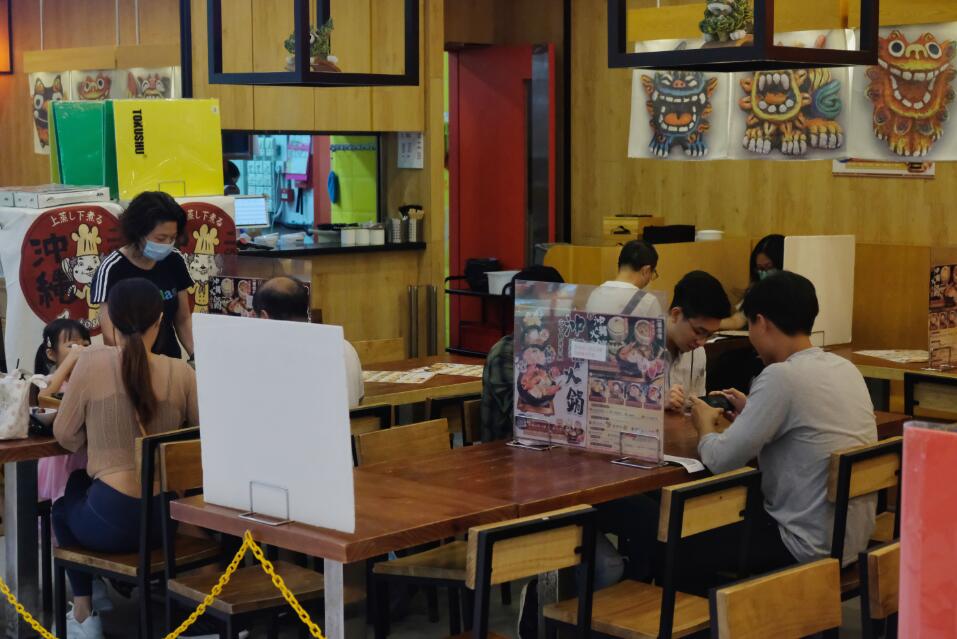 放寬限聚令後，市民在餐廳堂食。大公文匯全媒體記者攝