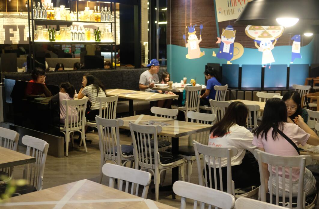 放寬限聚令後，市民在餐廳堂食。大公文匯全媒體記者攝